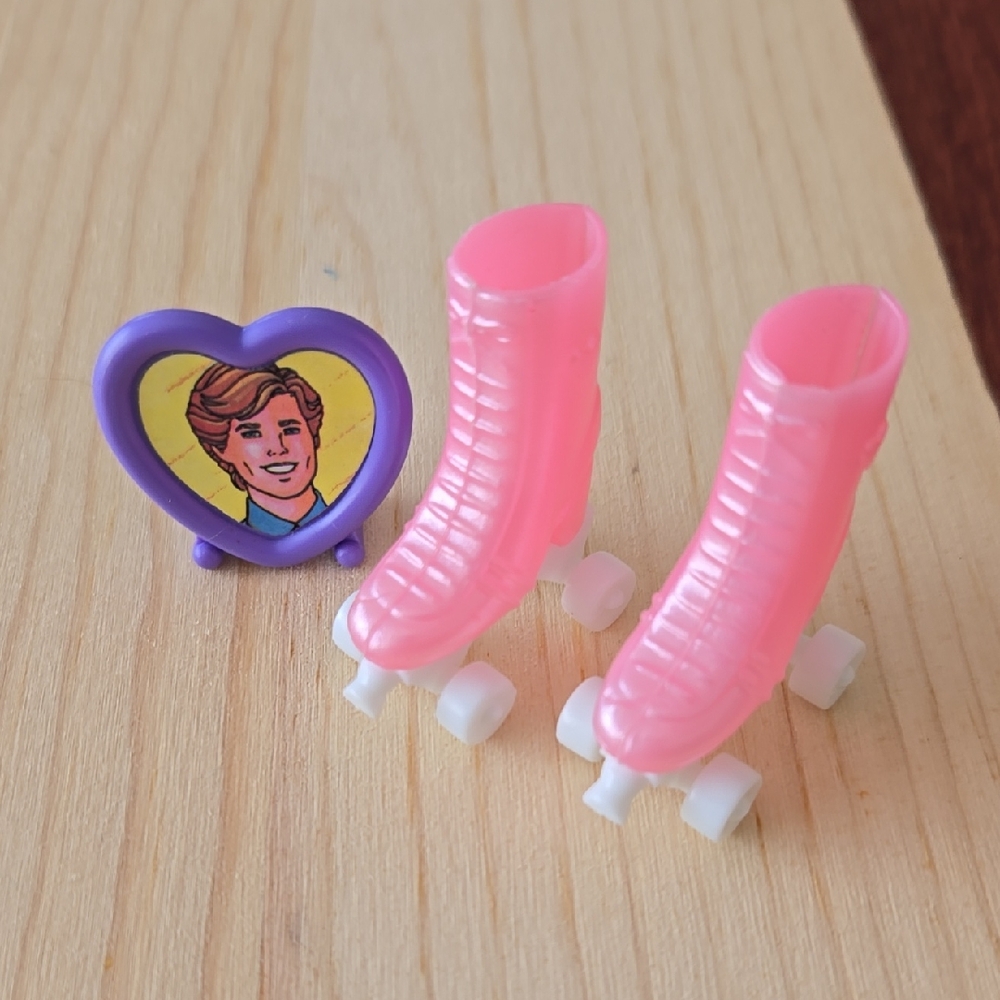 Barbie 90s Pink Roller Skates with Heart Frame